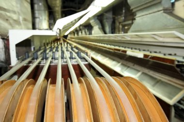 Sosis için doğal bir kabuk imalatı. Sosis için kollajen deniz hayvanı kabuğu. Kollajen kovan sanayi Sosis ürünleri için. Sosis için film. Büyük ölçekli üretim.