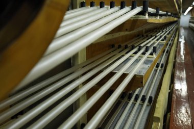 Sosis için doğal bir kabuk imalatı. Sosis için kollajen deniz hayvanı kabuğu. Kollajen kovan sanayi Sosis ürünleri için. Sosis için film. Büyük ölçekli üretim.