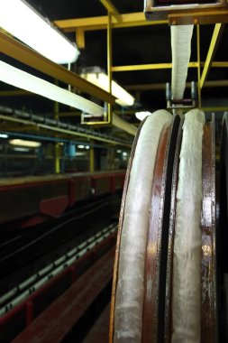 Sosis için doğal bir kabuk imalatı. Sosis için kollajen deniz hayvanı kabuğu. Kollajen kovan sanayi Sosis ürünleri için. Sosis için film. Büyük ölçekli üretim.