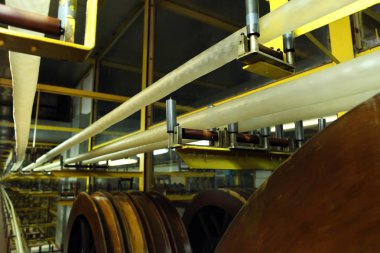 Sosis için doğal bir kabuk imalatı. Sosis için kollajen deniz hayvanı kabuğu. Kollajen kovan sanayi Sosis ürünleri için. Sosis için film. Büyük ölçekli üretim.