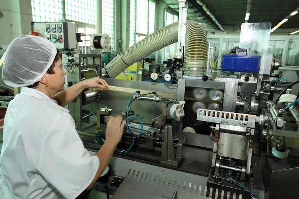 Fabricación Una Cáscara Natural Para Salchichas Cáscara Colágeno Para Salchichas —  Fotos de Stock