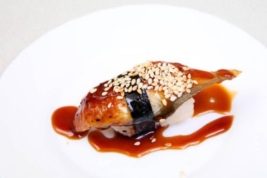 Et suyu ve salatalık ile füme yılan balığı. Sashimi Unagi. Japon mutfağının güzel bir yemek üzerinde. Diyet yiyecek. Enfes bir Japon yemek. Diyet.