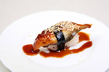 Et suyu ve salatalık ile füme yılan balığı. Sashimi Unagi. Japon mutfağının güzel bir yemek üzerinde. Diyet yiyecek. Enfes bir Japon yemek. Diyet.