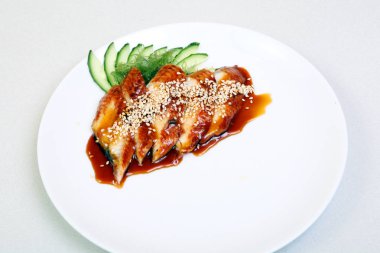 Et suyu ve salatalık ile füme yılan balığı. Sashimi Unagi. Japon mutfağının güzel bir yemek üzerinde. Diyet yiyecek. Enfes bir Japon yemek. Diyet.