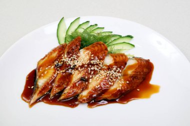 Et suyu ve salatalık ile füme yılan balığı. Sashimi Unagi. Japon mutfağının güzel bir yemek üzerinde. Diyet yiyecek. Enfes bir Japon yemek. Diyet.