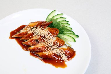 Et suyu ve salatalık ile füme yılan balığı. Sashimi Unagi. Japon mutfağının güzel bir yemek üzerinde. Diyet yiyecek. Enfes bir Japon yemek. Diyet.