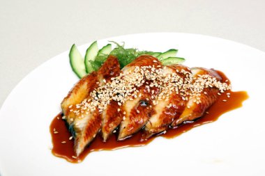 Et suyu ve salatalık ile füme yılan balığı. Sashimi Unagi. Japon mutfağının güzel bir yemek üzerinde. Diyet yiyecek. Enfes bir Japon yemek. Diyet.