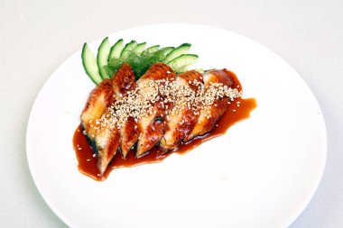 Et suyu ve salatalık ile füme yılan balığı. Sashimi Unagi. Japon mutfağının güzel bir yemek üzerinde. Diyet yiyecek. Enfes bir Japon yemek. Diyet.