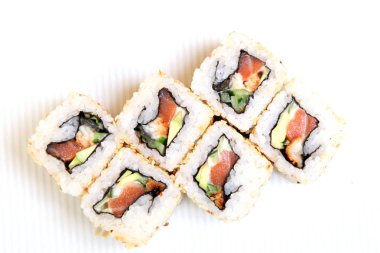 California içinde susam rulo. Suşi ile yengeç, yılan balığı, salatalık. Japon mutfağının güzel bir yemek üzerinde. Diyet gıda.