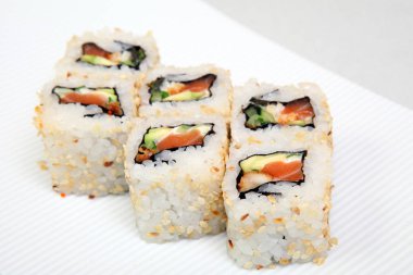 California içinde susam rulo. Suşi ile yengeç, yılan balığı, salatalık. Japon mutfağının güzel bir yemek üzerinde. Diyet gıda.