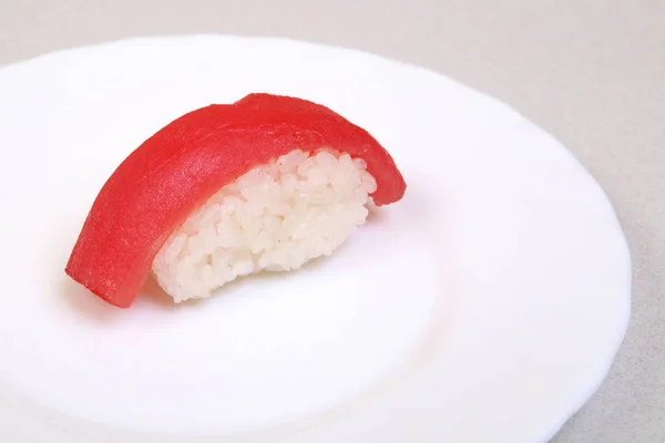 寿司和萨卡与 Kunsei 和马古尔 日本菜上一盘漂亮的菜 饮食食品 — 图库照片