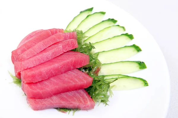 生鱼片 Tunse 用海藻和黄瓜切片 日本菜上一盘漂亮的菜 饮食食品 精致的日本料理 — 图库照片