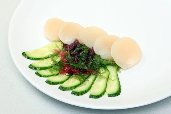Sashimi Tunse Tranché Avec Des Algues Concombre Nourriture Japonaise Sur — Photo