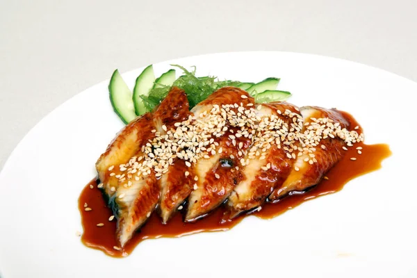Et suyu ve salatalık ile füme yılan balığı. Sashimi Unagi. Japon mutfağının güzel bir yemek üzerinde. Diyet yiyecek. Enfes bir Japon yemek. Diyet.