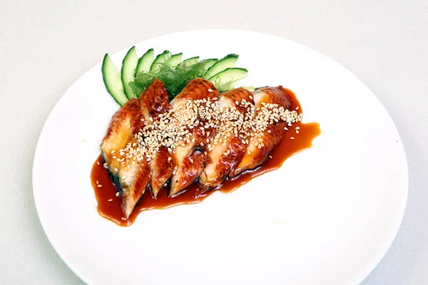Et suyu ve salatalık ile füme yılan balığı. Sashimi Unagi. Japon mutfağının güzel bir yemek üzerinde. Diyet yiyecek. Enfes bir Japon yemek. Diyet.