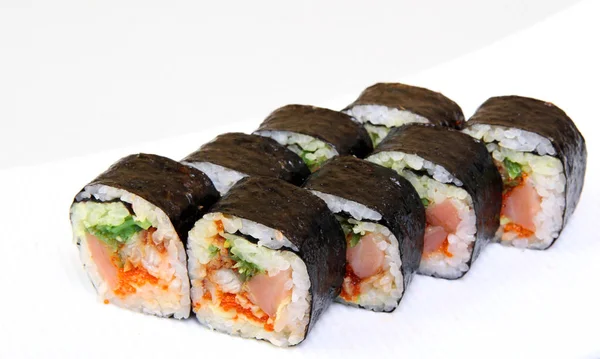 用鲑鱼的鱼子酱卷起来 寿司配有飞鱼的鱼子酱 日本菜上的美味佳肴 饮食食品 — 图库照片