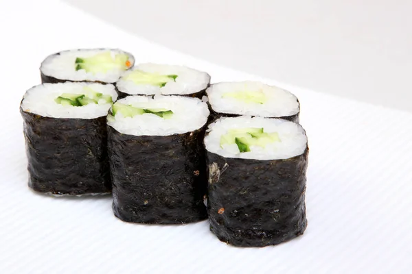 用黄瓜卷 在紫菜寿司 日本菜上一盘漂亮的菜 饮食食品 — 图库照片