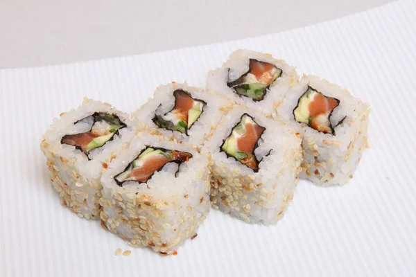 Roll California Sezamie Sushi Kraba Węgorz Ogórek Japoński Żywności Danie — Zdjęcie stockowe