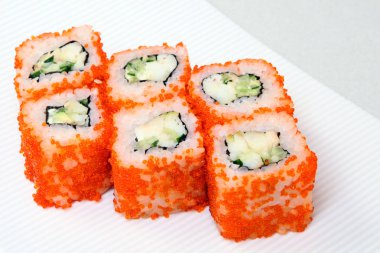 Suşi. Karides ile rulo. California avokado ile rulo. Japon yemekleri. Sağlıklı gıda güzel bir tepside yerleştirilir. Pirinç çanağı.
