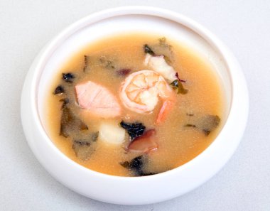 Japon karides çorbası. Lezzetli sağlıklı gıda Sağlık için. Deniz ürünleri diyet çorbası. Bir kase çorba.