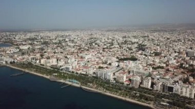 Plaj dizi ile şehrin havadan görünümü