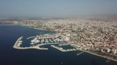 Yunanistan'da tatil beldesi. Uçak üzerinden havadan görünümü