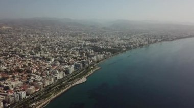 Bir Yunan şehir kıyısında şaşırtıcı quadcopter filme