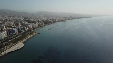Deniz kıyısı, yol ve plaja yakın güzel ağaçlar. Kuş bakışı.