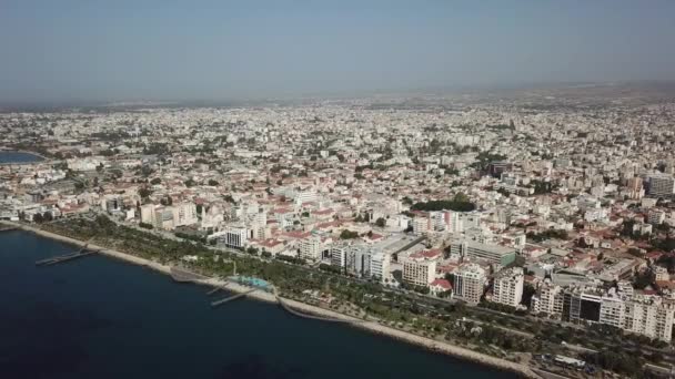 Вид с воздуха на город с пляжным массивом — стоковое видео