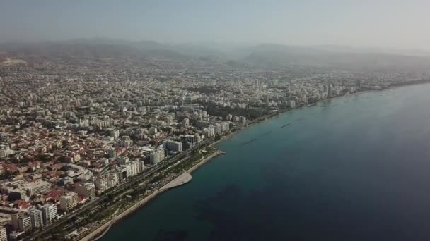 ギリシャの都市の海岸を驚くほど、quadcopter から撮影 — ストック動画