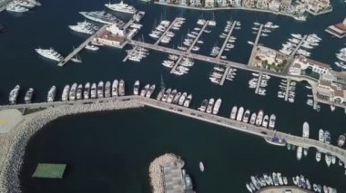 Tekneler, tekneler ve gemiler limanda kalıyorsun