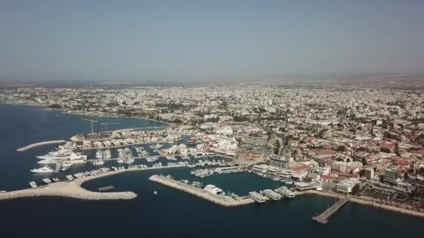 La località turistica con la costa e il parcheggio in barca — Video Stock