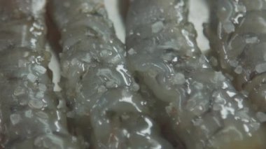 Çakıl tuz çiğ karides düşüyor