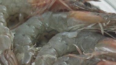 Büyük çiğ karides soyulmuş ve kızartma için hazırlanmış. Makro çekim.