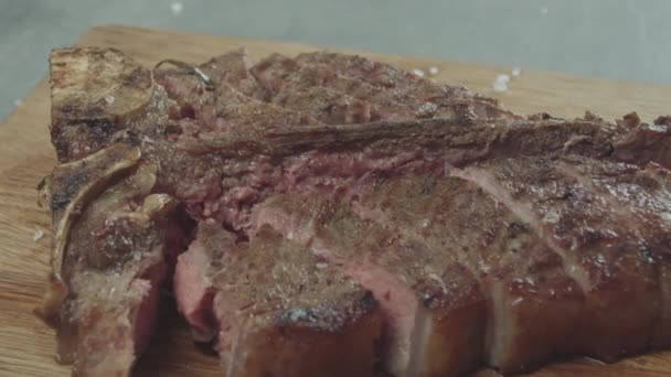 Primo piano di una succosa bistecca — Video Stock