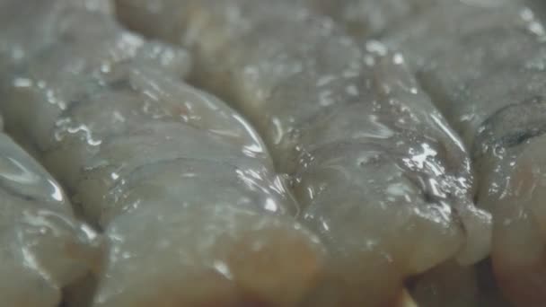 Lavando los camarones crudos con spray — Vídeos de Stock