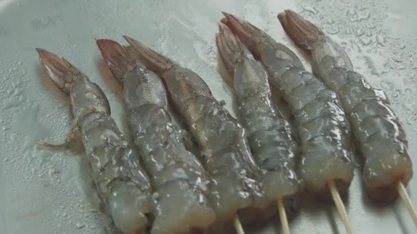 Sprinkle the prawns with salt — Stock Video