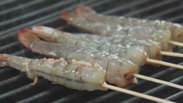 Los camarones se fríen en la superficie de tostado — Vídeos de Stock