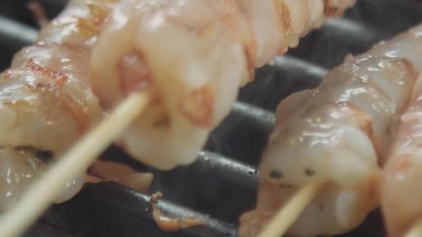 Macro toma de cámara lenta de una gambas fritas — Vídeos de Stock