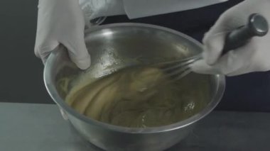 Tel kırbaçla bir hamur yapma