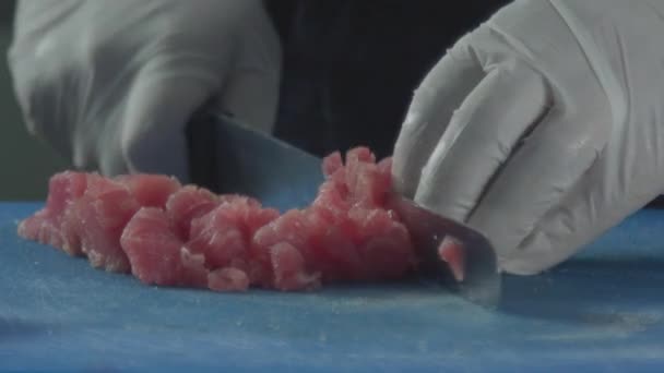 Corte de peixe em pedaços pequenos. Peixe vermelho — Vídeo de Stock