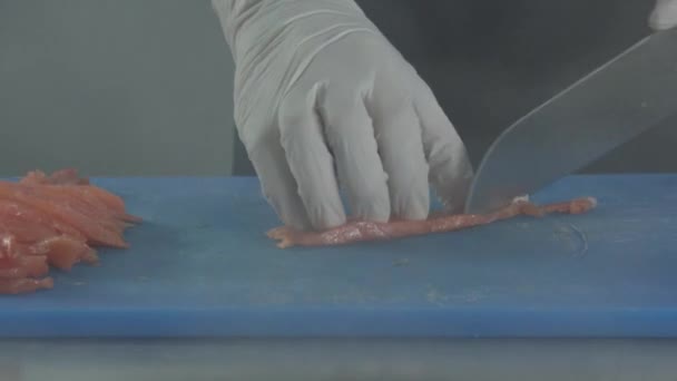 Cocinero corta carne roja de pescado en la cocina — Vídeos de Stock