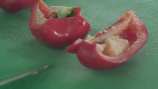 Schoonmaken en snijden paprika met het mes — Stockvideo