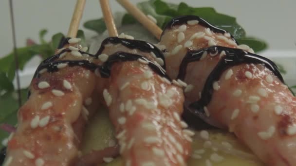 Pouring the soy sauce on the fried shrimps — Stock Video