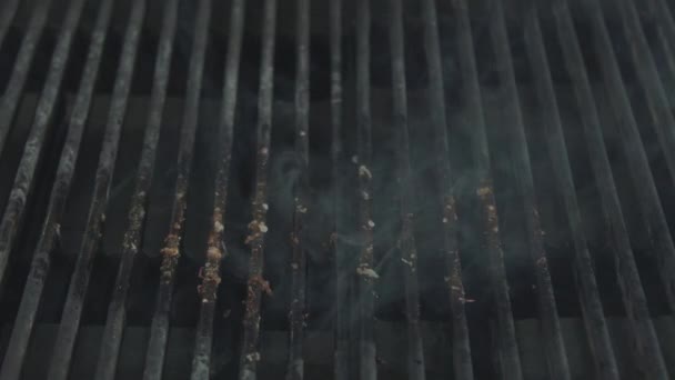 La bistecca sta cadendo sulla superficie della frittura . — Video Stock