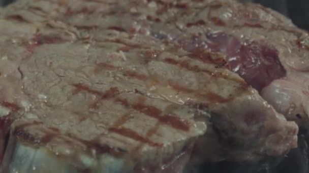 Makro snímek smažení steak — Stock video