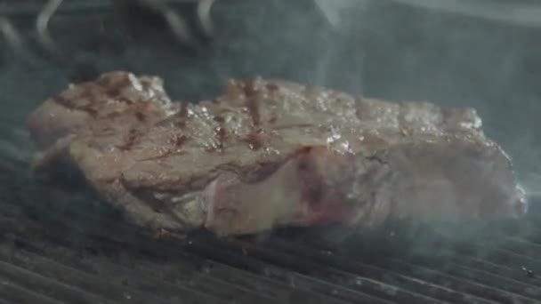 Bemelegített sütőfelület és a steak — Stock videók