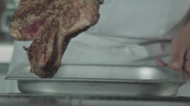 Otáčení fritovací hovězí steak — Stock video