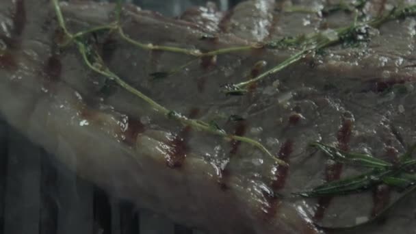 Macrovideo de um bife de carne de vaca de ato de fritar — Vídeo de Stock