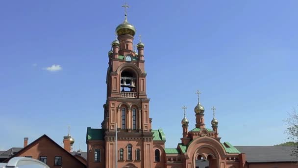 Православный храм с золотыми куполами — стоковое видео